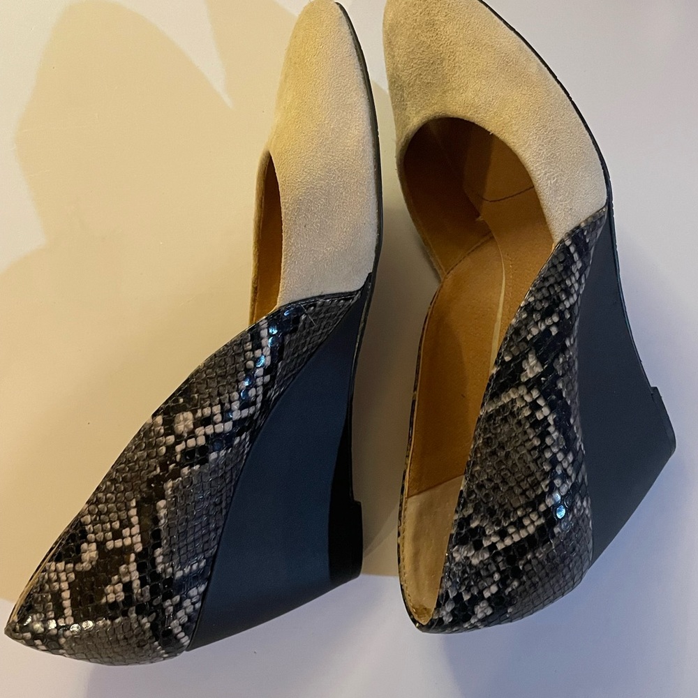 Tahari Camel Tan Suede Reptile